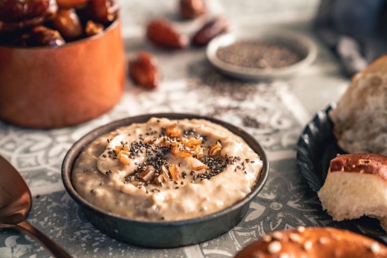Dattel-Chia Dip. Unser cremiger Datteldip für jede Grillparty