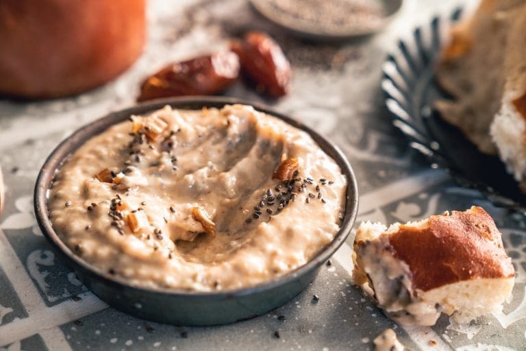 Fertiger Dattel-Chia Dip in einer Schale, bereit zum Dippen