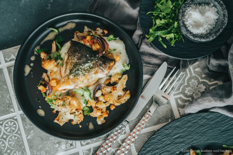 Dorade mit Kräuterbutter und Blumenkohlstampf