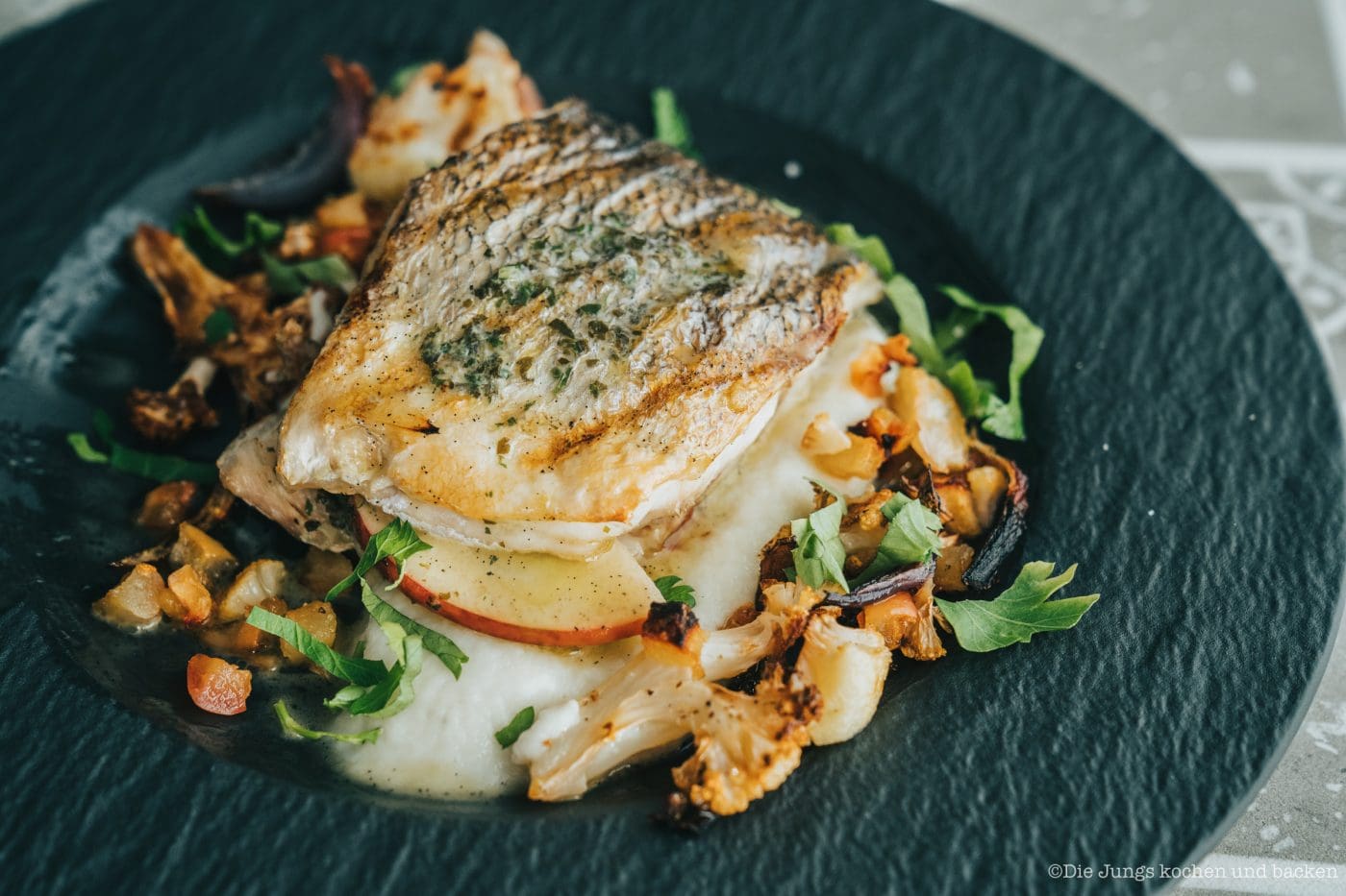 Dorade mit Kräuterbutter und Blumenkohlstampf 4 Dorade Kräuterbutter Kerrygold 23 | Wir beide sind keine ausgewiesenen Grillmeister, aber wie lieben es, die verschiedensten Leckereien auf unserem Grill zuzubereiten und danach zu genießen. Fisch vom Grill machen wir, um ehrlich zu sein, viel zu selten ... aber wir bekommen ihn immer öfter aufs Feuer! Und mal ganz ehrlich .. kann Fisch denn überhaupt besser schmecken, als mit den leichten Grillaromen von außen und wie in unserem heutigen Rezept, mit leckerer Kerrygold Original Irischer Kräuterbutter von innen?! Unser Rezept ist also eine gegrillte Dorade mit Kräuterbutter.