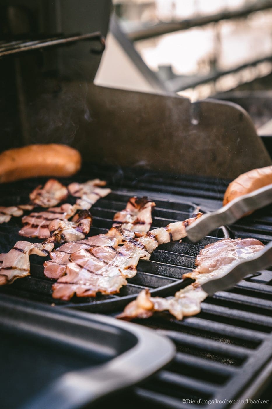 Full English Weber 12 | Grillen ist bei uns ein fester Bestandteil unserer Koch- und Backpassion! Gerade ist unser Grill natürlich im Dauereinsatz - wir sind aber auch mittlerweile passionierte Wintergriller. Das Wetter spielt bei uns, Dank überdachter Dachterrasse, auch gar keine Rolle mehr - und da wir mittlerweile ein wenig mehr Platz auf der Terrasse haben, ist ein neuer Grill bei uns eingezogen. Um den Weber Genesis® II gebührend einzuweihen, haben wir eine deftige Frühstückssause drauf zubereitet - ein Full English Breakfast vom Grill!!