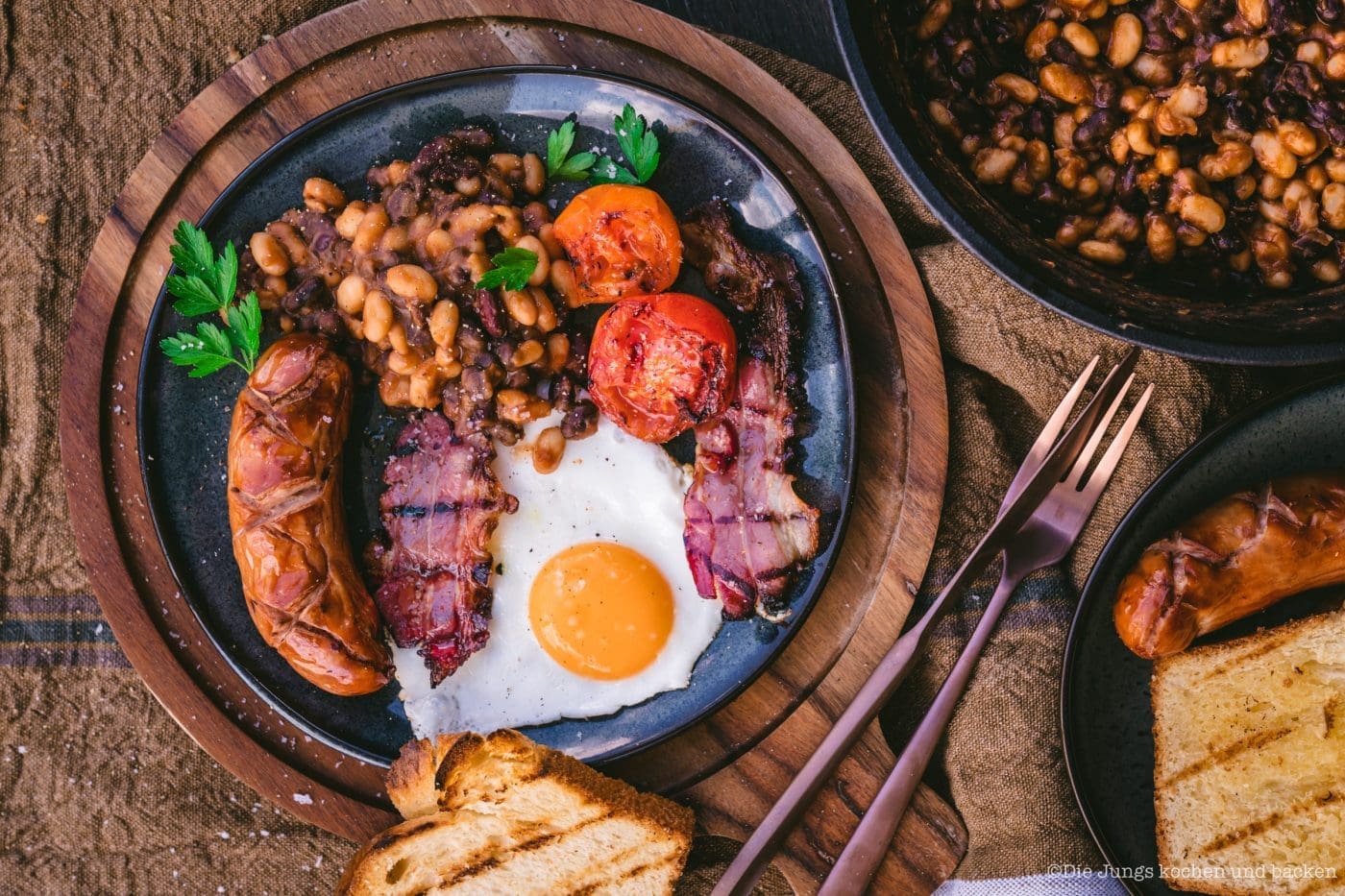 Full English Breakfast vom Grill - "Frühstück Deluxe" 5 Full English Weber 21 | Grillen ist bei uns ein fester Bestandteil unserer Koch- und Backpassion! Gerade ist unser Grill natürlich im Dauereinsatz - wir sind aber auch mittlerweile passionierte Wintergriller. Das Wetter spielt bei uns, Dank überdachter Dachterrasse, auch gar keine Rolle mehr - und da wir mittlerweile ein wenig mehr Platz auf der Terrasse haben, ist ein neuer Grill bei uns eingezogen. Um den Weber Genesis® II gebührend einzuweihen, haben wir eine deftige Frühstückssause drauf zubereitet - ein Full English Breakfast vom Grill!!