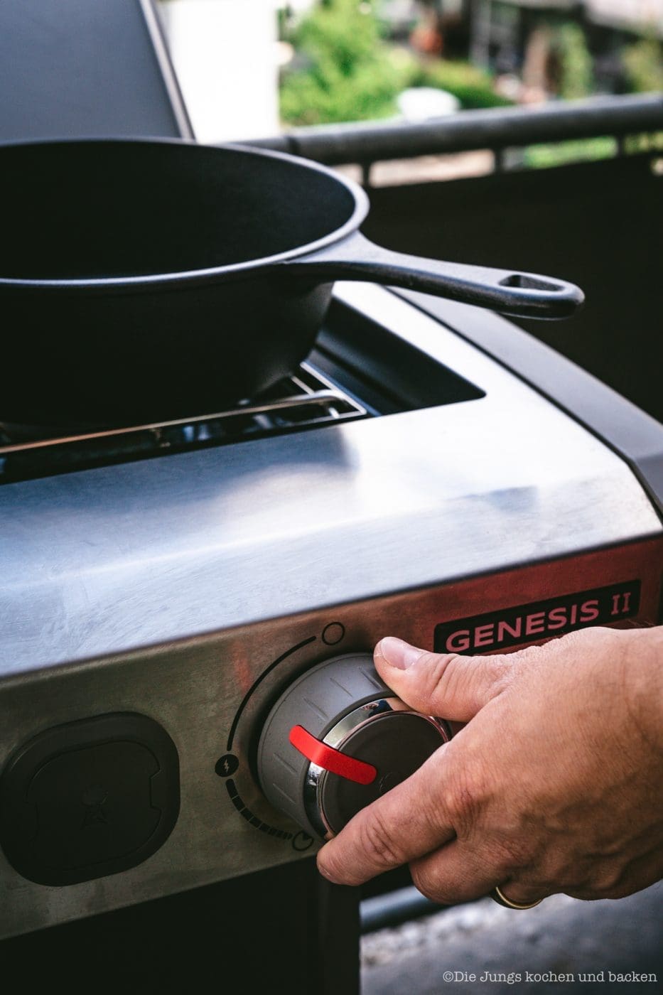 Full English Weber 6 | Grillen ist bei uns ein fester Bestandteil unserer Koch- und Backpassion! Gerade ist unser Grill natürlich im Dauereinsatz - wir sind aber auch mittlerweile passionierte Wintergriller. Das Wetter spielt bei uns, Dank überdachter Dachterrasse, auch gar keine Rolle mehr - und da wir mittlerweile ein wenig mehr Platz auf der Terrasse haben, ist ein neuer Grill bei uns eingezogen. Um den Weber Genesis® II gebührend einzuweihen, haben wir eine deftige Frühstückssause drauf zubereitet - ein Full English Breakfast vom Grill!!