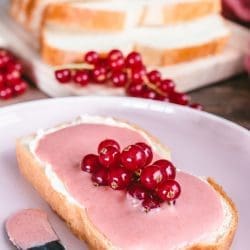 Johannisbeer Curd. Fruchtiger Brotaufstrich auf Toast