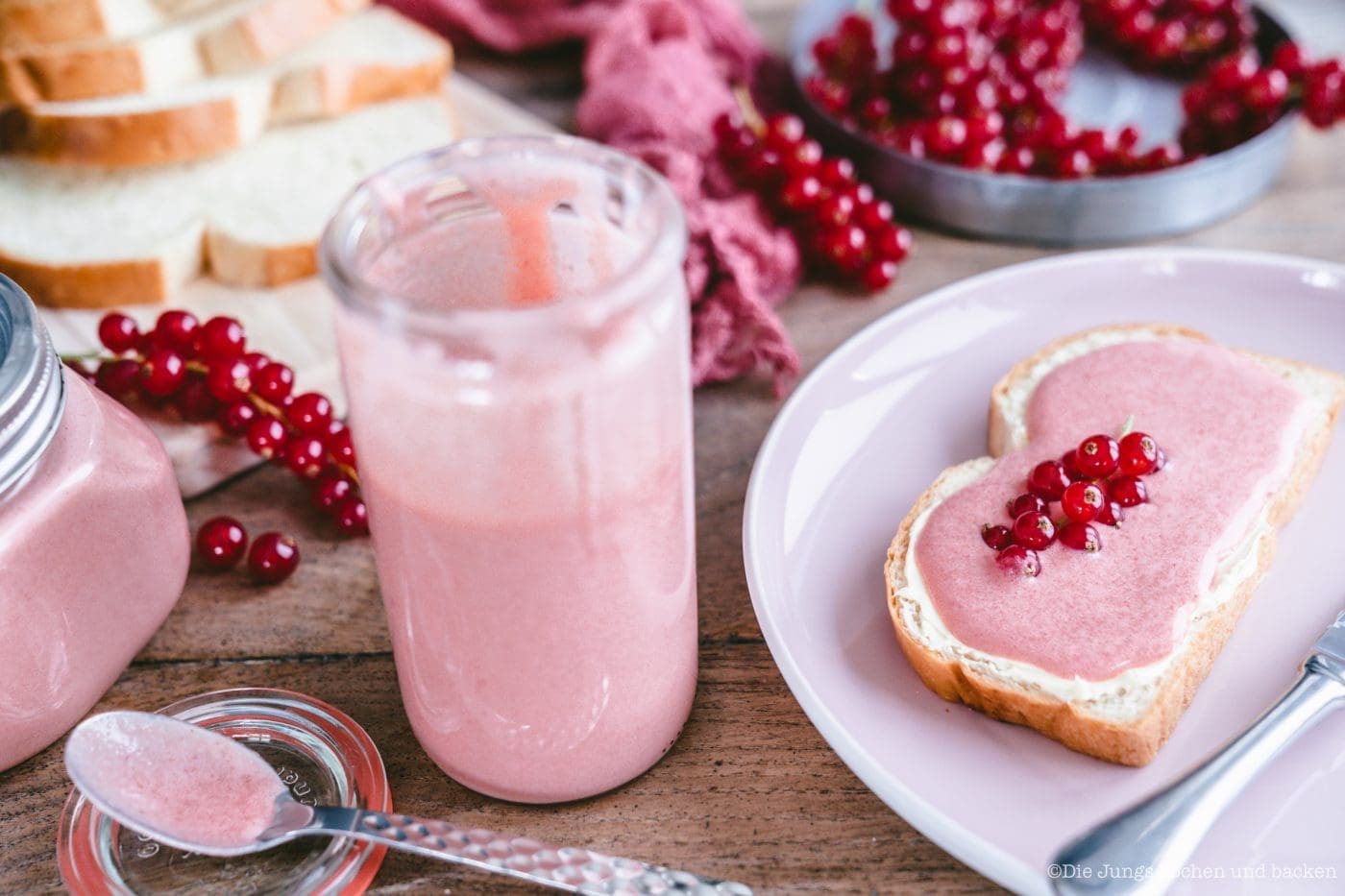 Johannisbeer Curd 9 | Johannisbeer Curd ist ein echter Dauerbrenner: süß-sauer, puddingartig cremig und in nur 40 Minuten fertig. Aus Johannisbeeren, Zucker, Eiern, Vanille und Butter entsteht ein vielseitiger Brotaufstrich, der sich auch wunderbar für Torten, Cremes und Desserts eignet. Mit den richtigen Tipps gelingt er garantiert ohne Gerinnen.