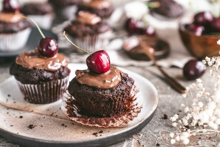 Schokomuffins mit Kirschen & Nuss-Nougatcreme