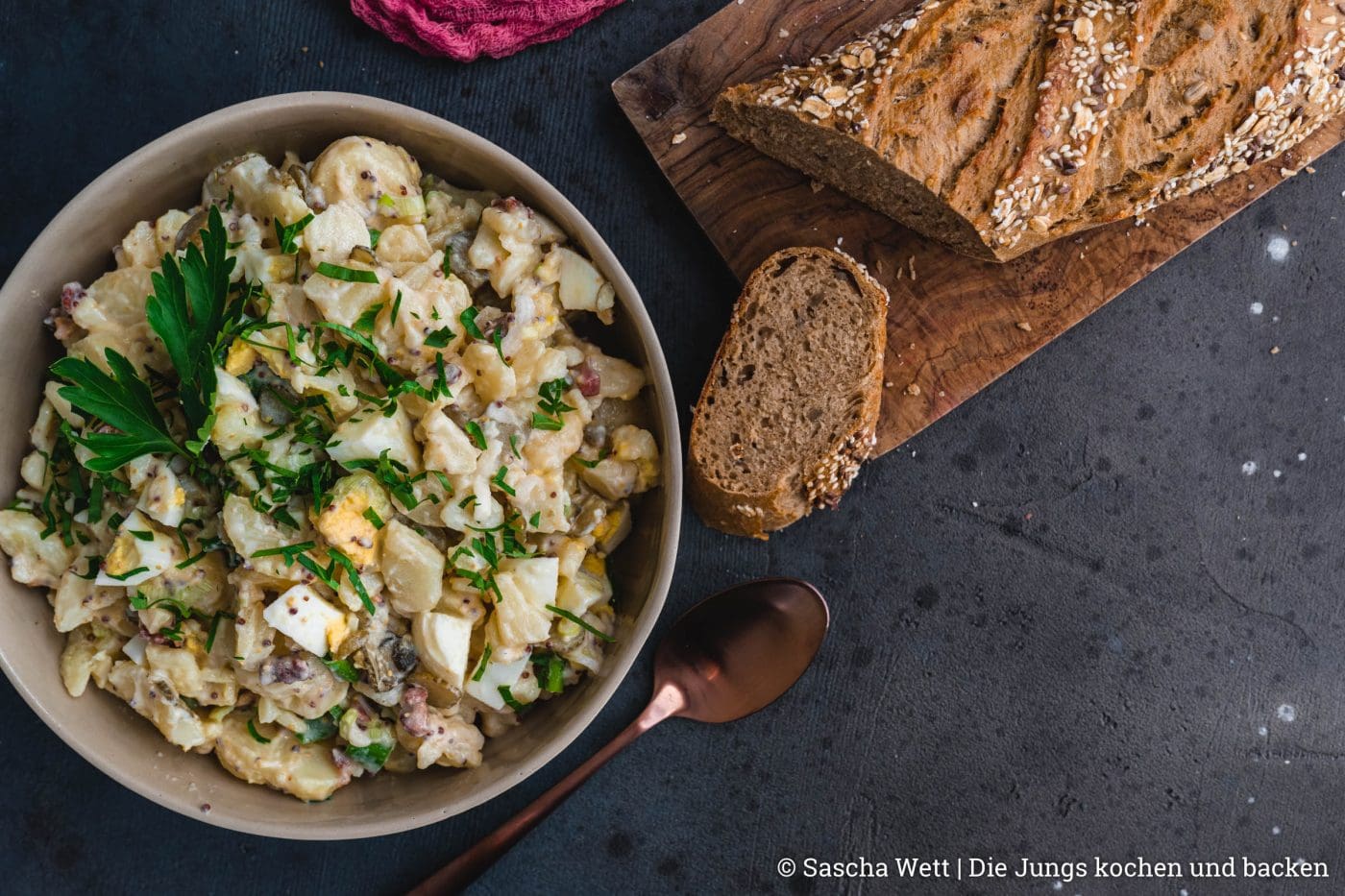 Leichter Kartoffelsalat 3 | Wer uns schon ein paar Tage folgt, der weiss genau, dass wenn es bei uns um Kartoffelsalat geht, nicht nur wir, sondern auch ganz viele von unseren Freunden und die Familie meinen Kartoffelsalat immer gerne haben möchte. Wir lieben Kartoffelsalat mit selbst gemachter Mayonnaise. Aber manchmal darf es auch ein wenig leichter sein! Daher habe ich mich dran gesetzt, einen neuen zu entwickeln. Torstens "neuer" Kartoffelsalat ohne Mayo.