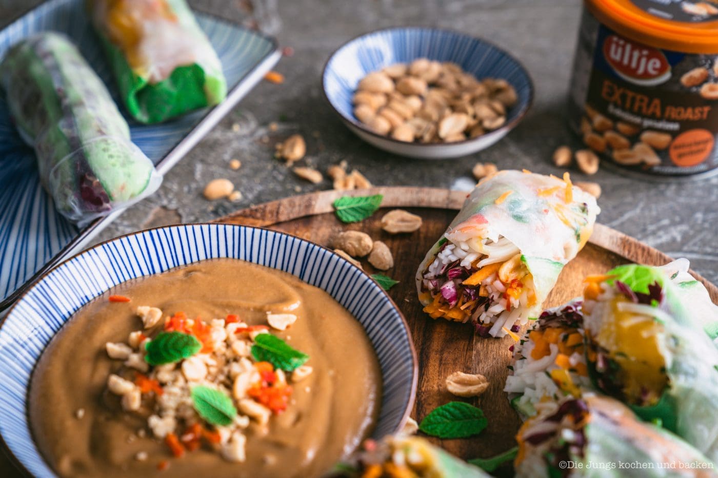 Summer Rolls mit Erdnusssauce 2 Summer Roll ültje 21 | Wir haben ja schon so einige verschiedenen Sorten an Erdnüssen verarbeitet, daher haben wir uns auch gefragt, welche Erdnuss denn am besten in die Summer Rolls passen würde. Wir haben uns für die „ültje EXTRA ROAST ERDNÜSSE gesalzen“ entschieden. Sie werden extra lange geröstet, sind daher etwas dunkler und haben ein tolles intensiveres Aroma.