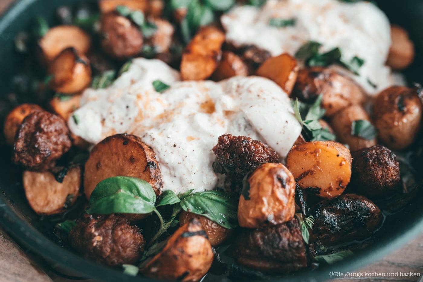 Kartoffeln mit Burrata. Unsere Sommerkartoffeln aus der Pfanne 6 Rezept für geniale Sommer-Kartoffeln mit Burrata, Salsicia, Kräutern und Zitrone. Ein schnelle und einfaches Gericht für die Feierabendküche!