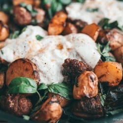Rezept für geniale Sommer-Kartoffeln mit Burrata, Salsicia, Kräutern und Zitrone. Ein schnelle und einfaches Gericht für die Feierabendküche!