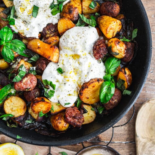 Sommer-Kartoffeln mit Burrata - Tag der Kartoffel 3 Sommerkartoffel2021 21 | Heute ist der Tag der Kartoffel. Und wir feiern das leckere Gemüse mit unserem Abschlussrezept in unserer Kartoffelwoche. Nachdem wir euch schon ein Parfait und einen Kuchen mit der Kartoffel gezeigt haben, ist heute ein geniales Ofenkartoffel Rezept an der Reihe. Aber keine Sorge es wird sommerlich und unsere Sommer-Kartoffeln mit Burrata mit seinem feinen Zitronenaroma aus der Tefal Ingenio passt perfekt zu den sommerlichen Temperaturen momentan - aber auch zu jeder anderen Gelegenheit.