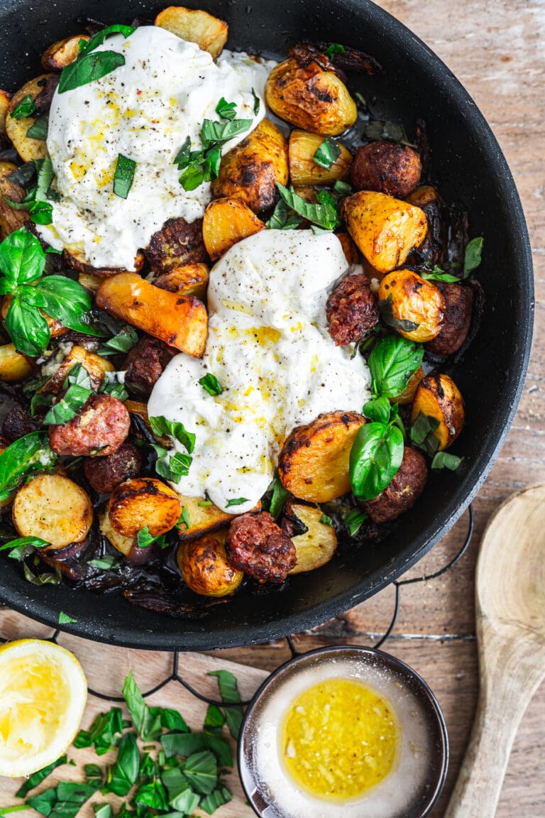 Schnelle Küche – einfache Rezepte für jeden Tag 13 Sommer-Kartoffeln mit Burrata, Tomaten und Kräutern auf einem Teller