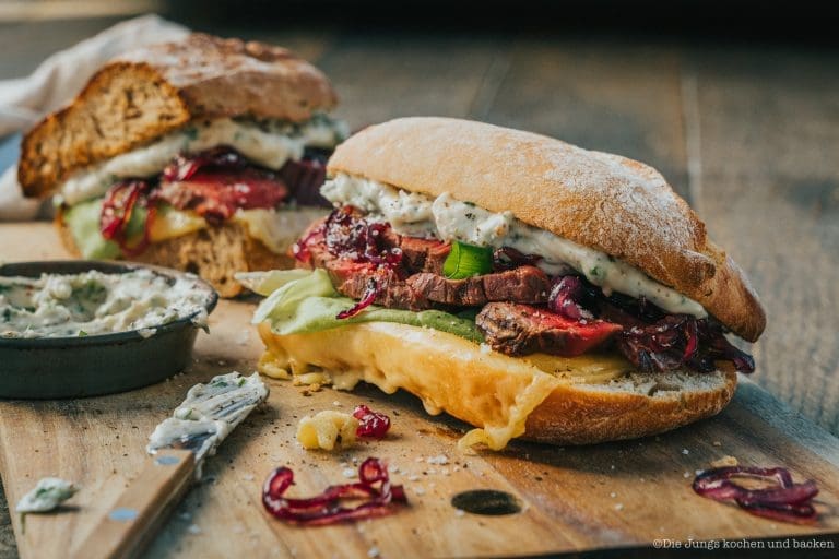 Steaksandwich mit karamellisierten Zwiebeln