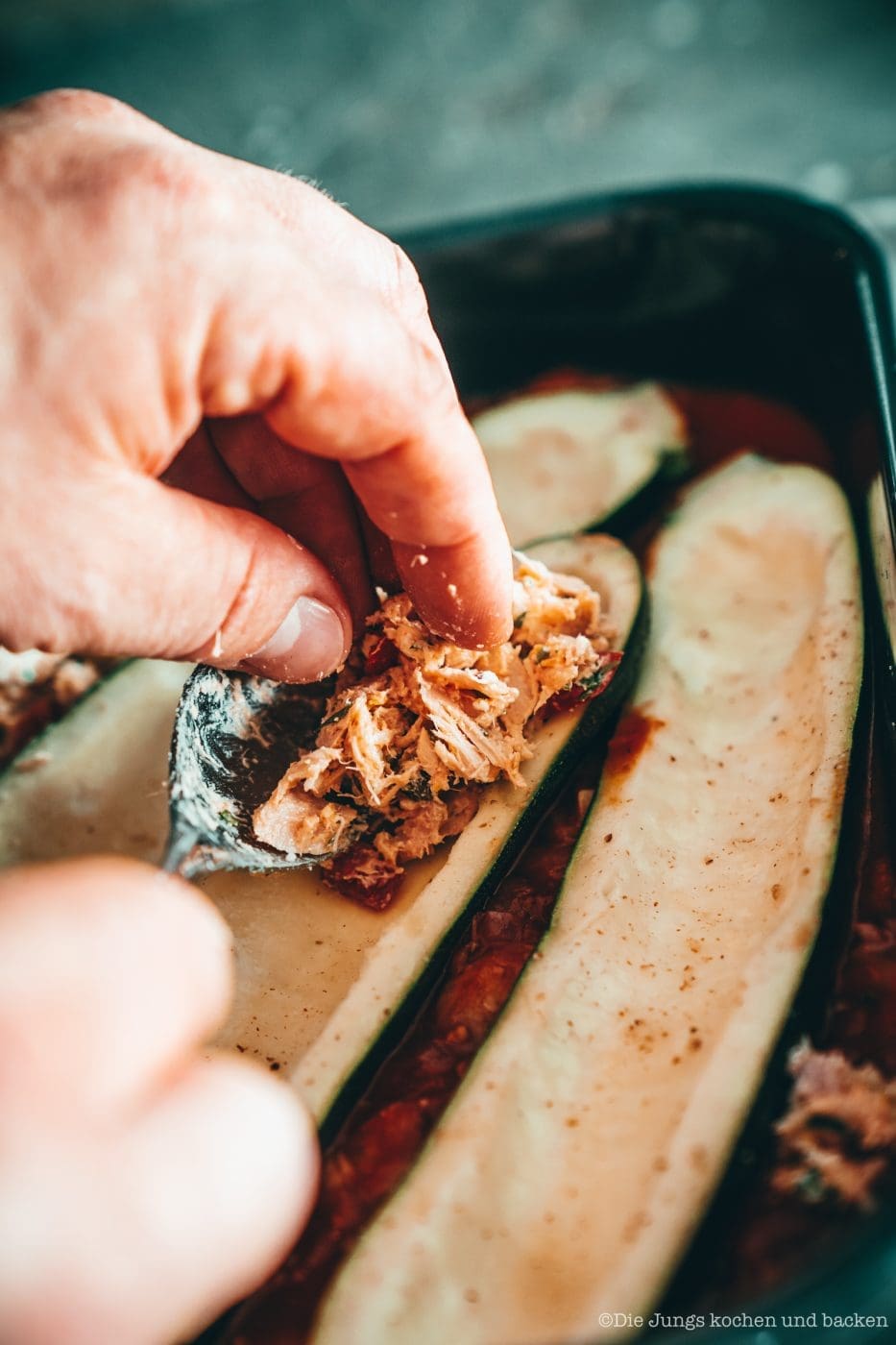 Rezept für gefüllte Zucchini mit Thunfisch. Ein wunderbares Gericht für die schnelle Feierabendküche | inklusive dem Thunfisch-Bericht 20190 des MSC!