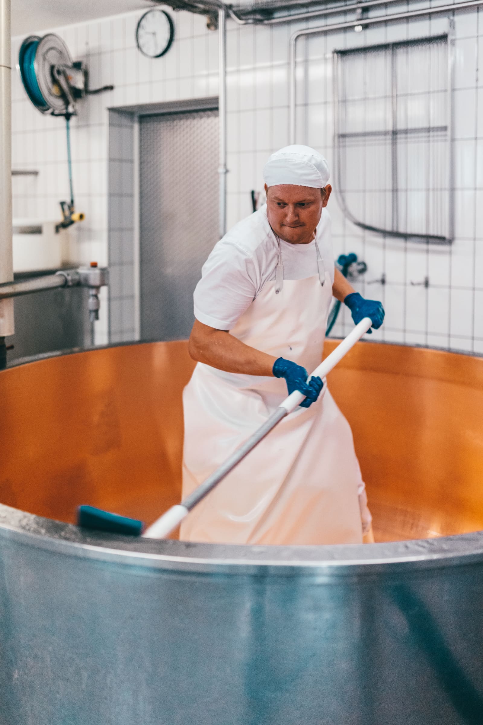 Ama Voralberg 132 | Wenn ein Gericht unter dem Motto 'Käse' steht, dann sind es wohl die Käsespätzle! Ein Gericht, das wir beide so gerne essen, in Vorarlberg wieder entdeckt, alle Utensilien aus Österreich mitgebracht und nun endlich ein Rezept für euch auf dem Blog haben - oh Happy Day! Käsespätzle sind ein Traditionsgericht in Vorarlberg und wie ihr wisst, lieben wir Klassiker und Traditionen. Typisch für Gerichte mit wenigen Zutaten gilt es auch hier, auf die Qualität der Zutaten zu achten, denn das macht es am Ende zu einem perfekten Erlebnis. Dank des Vorarlberger Bergkäses g.U. von Alma sind wir da ja bestens ausgerüstet!