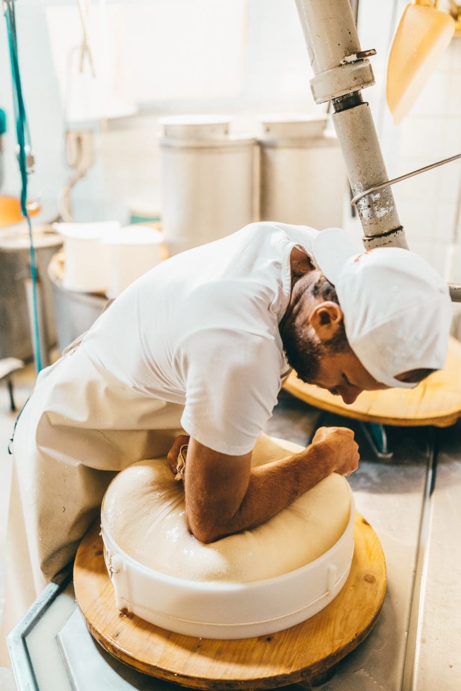 Käse machen auf der Alpe Stongen