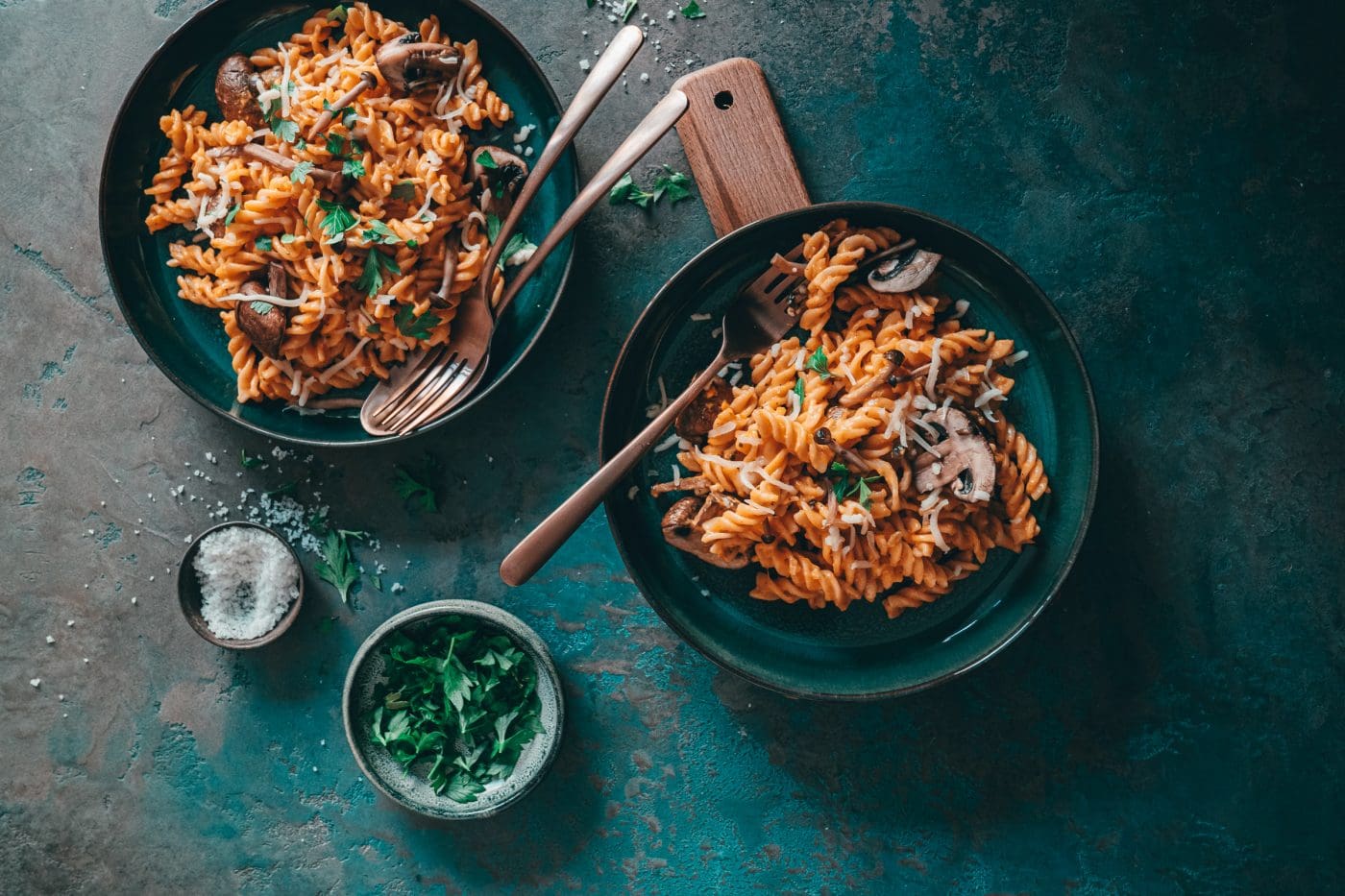 Kürbis Käse Pasta Fix auf dem Tisch 14 | Fix auf dem Tisch - das ist ein Motto ganz nach unserem Geschmack. Wenn wir an flotte Gerichte denken, dann kommt einem ohne Zweifel Pasta in den Sinn. Daher haben wir uns mit lieben Bloggerkollegen zusammen getan und zeigen euch heute unkomplizierte, leckere Pastarezepte. Bei uns gibt es, ganz im Zauber der kommenden Jahreszeit, Pasta in Kürbis-Käse-Sauce. Soulfood in Bestform, das euch perfekt auf den Herbst einstimmt!