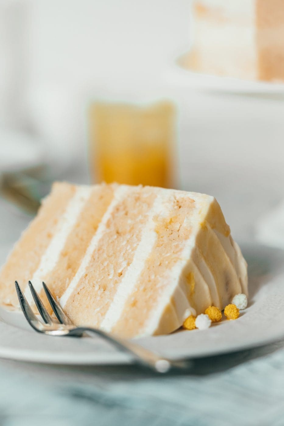 Lemon Mascrapone Torte 150jahre diamant 17 | 150 Jahre ist mal ein ehrenwerter Geburtstag - da hat die Oma Lore noch 55 Jahre vor sich. So oder so gehört zu einem Geburtstag eine Torte, oder? Wir hatten Lust auf eine herrlich frische Torte, die euch ein wenig Sommer-Feeling zurückbringt. Denn genau danach schmeckt diese Lemon-Mascarpone-Torte! Diamant Zucker hat zum großen Backen für ihren Geburtstag aufgerufen und da sind wir natürlich gerne mit dabei.