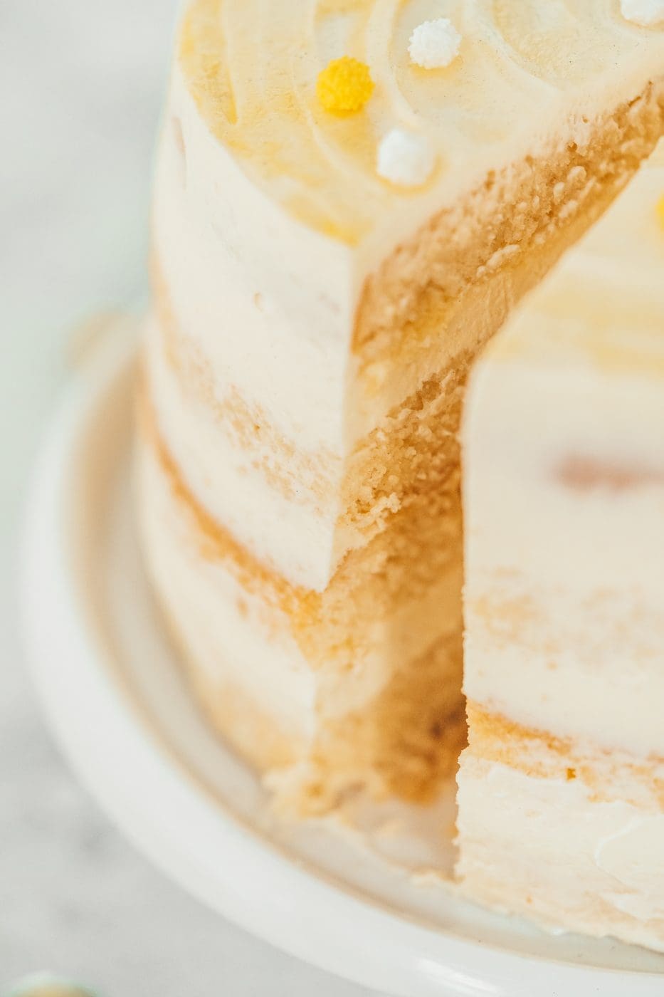 Lemon Mascrapone Torte 150jahre diamant 22 | 150 Jahre ist mal ein ehrenwerter Geburtstag - da hat die Oma Lore noch 55 Jahre vor sich. So oder so gehört zu einem Geburtstag eine Torte, oder? Wir hatten Lust auf eine herrlich frische Torte, die euch ein wenig Sommer-Feeling zurückbringt. Denn genau danach schmeckt diese Lemon-Mascarpone-Torte! Diamant Zucker hat zum großen Backen für ihren Geburtstag aufgerufen und da sind wir natürlich gerne mit dabei.