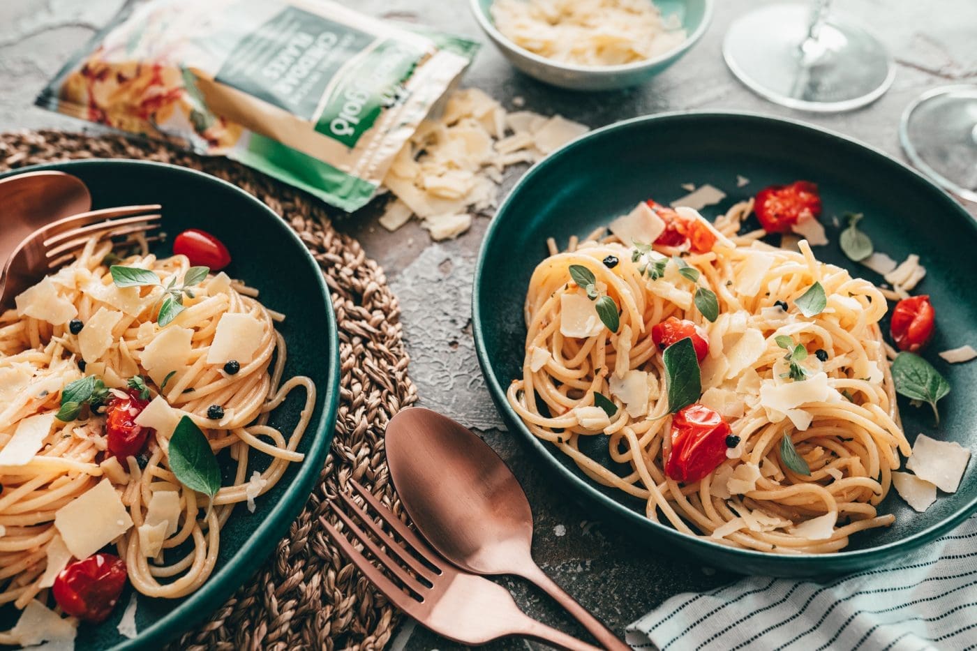 Pasta aglio e olio mit Cheddar Flakes - Easy und super lecker! 2 Spaghetti Aglio e Olio auf Teller