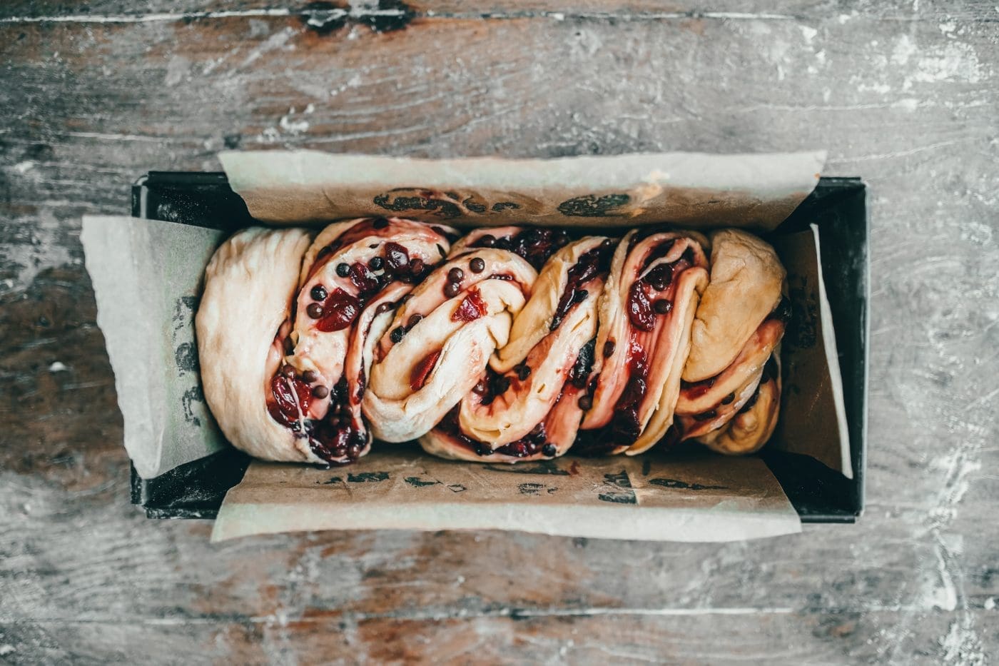 Schoko-Kirsch Babka - Der perfekte Hefezopf? 1 Schoko Babka Blog 9 | Alles klar! Wir haben euch gehört - ihr wollt das Rezept und wir haben extra Gas gegeben, dass es auch flott hier zu finden ist. Wir haben schon ewig einen Babka auf der To-Do-Liste und in der Kirsch-Saison war es dann so weit. Verrückterweise geht einem so ein Rezept dann auch mal durch, aber dieser leckere Hefezopf lässt sich auch perfekt mit gefrorenen Kirschen oder auch Kirschen aus dem Glas zubereiten. Wir hoffen, ihr seid genauso begeistert von diesem super saftigen Schoko-Kirsch Babka wie wir!