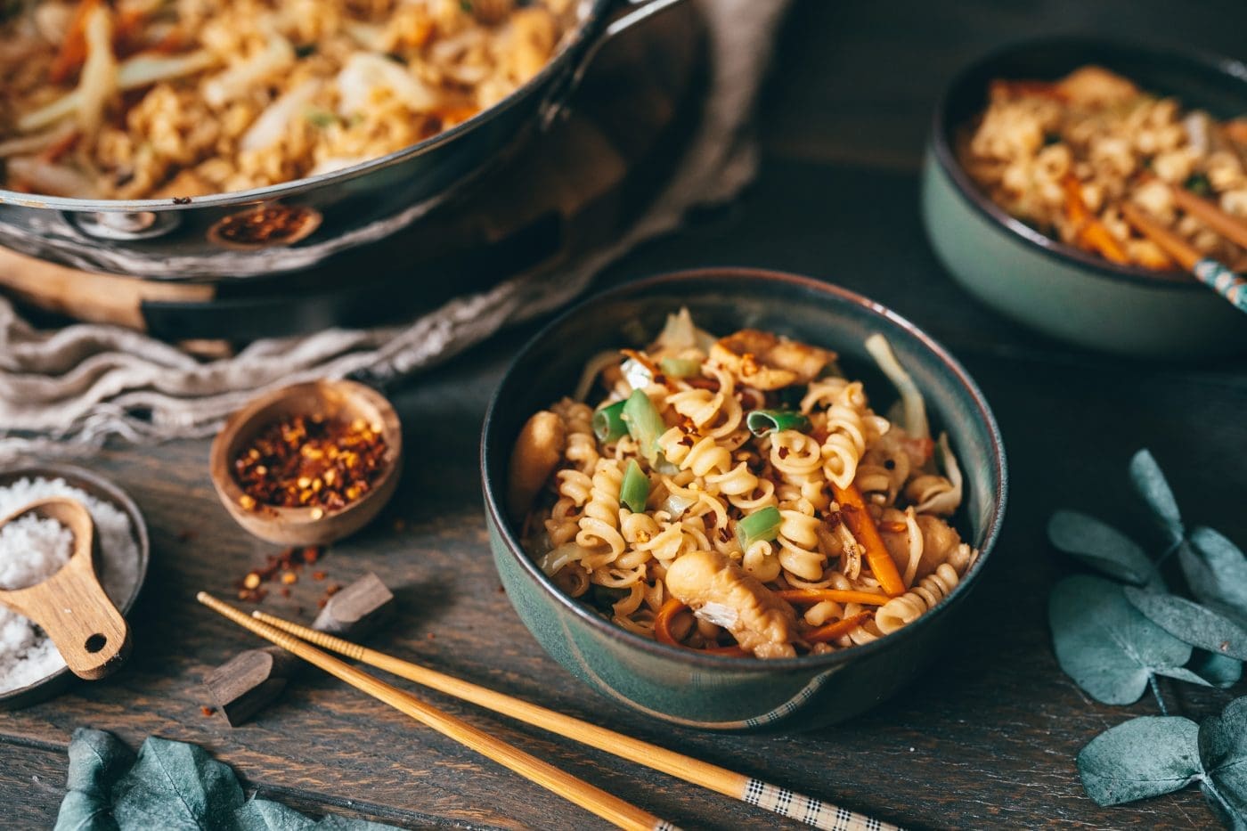 Chow mein - Auf kulinarischer Entdeckungsreise 1 Chow mein Inder Schüssel und Pfanne