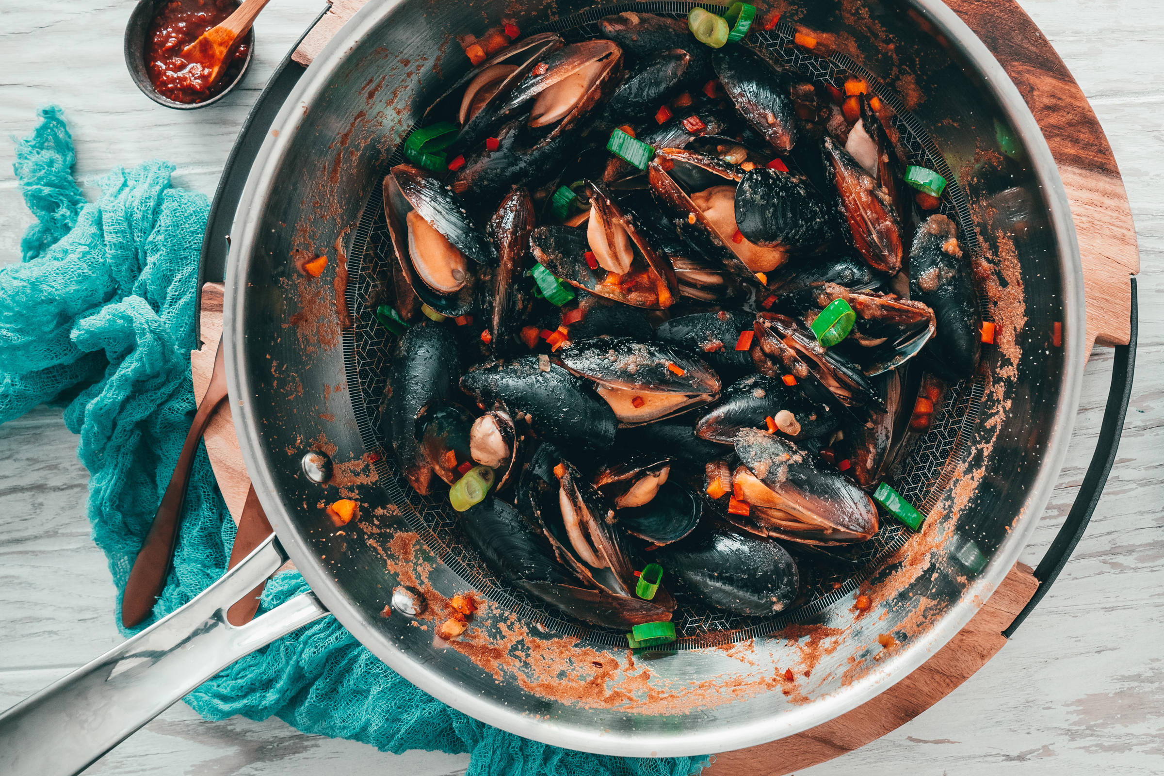 Hoisin Miesmuscheln Costa 9 | Manchmal darf es auch scharf sein! Dass scharf marinierte Miesmuscheln mal eines meiner Lieblingsgerichte wird, hätte ich echt nicht gedacht. Das Geniale dabei - man braucht nicht viele Zutaten und die Aromen sind der absolute Knaller.  Ihr wisst, dass wir bei Meerespezialitäten auf die Produkte von Costa setzen und unsere scharfen Miesmuscheln in Hoisin-Sauce passen perfekt zu ihrem Motto, denn sie sind #Gaumenjogging pur. 