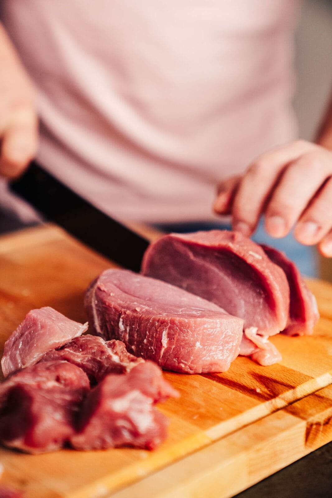 Fixes Gulasch aus dem Schnellkochtopf 2 Schnellkochtopf Gulasch 1 | Gulasch aus dem Schnellkochtopf ist eines der Fleischgerichte, die ich seit Kindheitstagen mit am aller liebsten esse. Früher wurde bei Oma Lore Gulasch regelmäßig unter der Woche gekocht. Alle zwei Wochen stand ein Gulasch auf dem Tisch. Das konnte in der einen Woche mal vom Rind gemacht sein, in der anderen dann doch vom Schwein. Und je nachdem, was der Metzger so im Angebot hatte, gab es das Gulasch auch immer gerne mal "halb und halb".