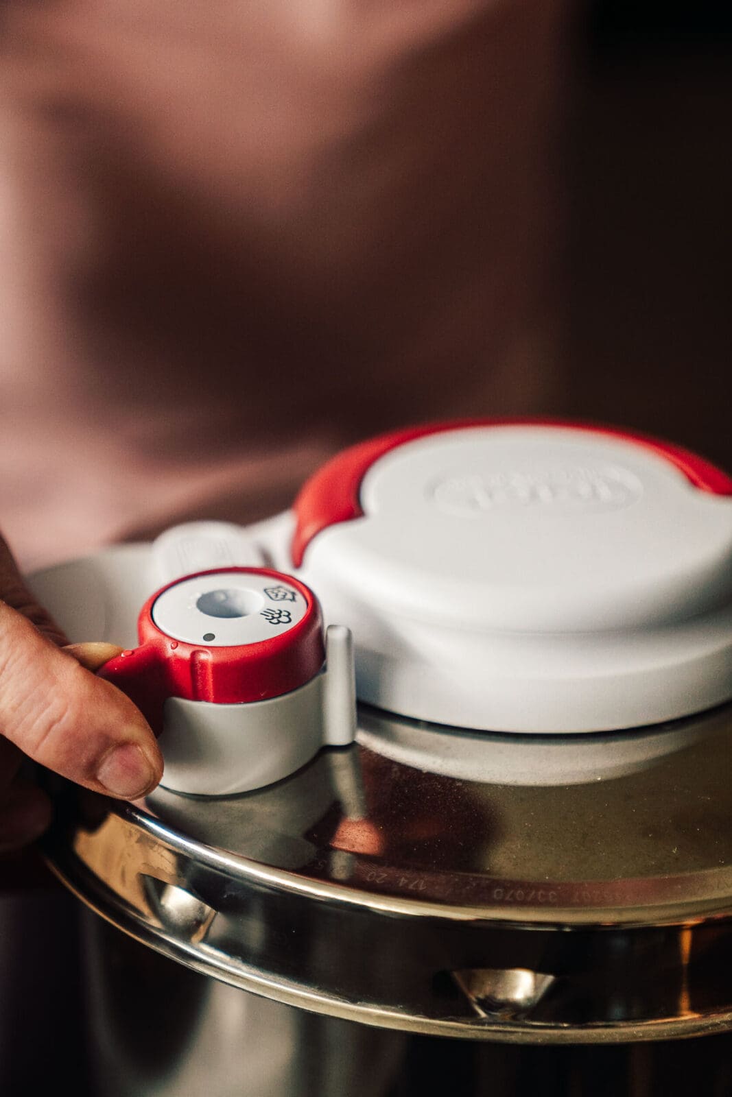 Fixes Gulasch aus dem Schnellkochtopf 3 Schnellkochtopf Gulasch 2 | Gulasch aus dem Schnellkochtopf ist eines der Fleischgerichte, die ich seit Kindheitstagen mit am aller liebsten esse. Früher wurde bei Oma Lore Gulasch regelmäßig unter der Woche gekocht. Alle zwei Wochen stand ein Gulasch auf dem Tisch. Das konnte in der einen Woche mal vom Rind gemacht sein, in der anderen dann doch vom Schwein. Und je nachdem, was der Metzger so im Angebot hatte, gab es das Gulasch auch immer gerne mal "halb und halb".