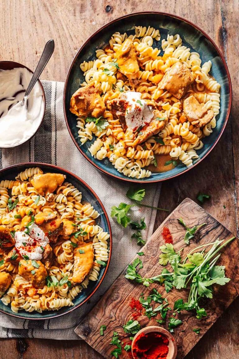 Schnelle Küche – einfache Rezepte für jeden Tag 11 Zwei Teller Schweinegulasch mit Nudeln von oben