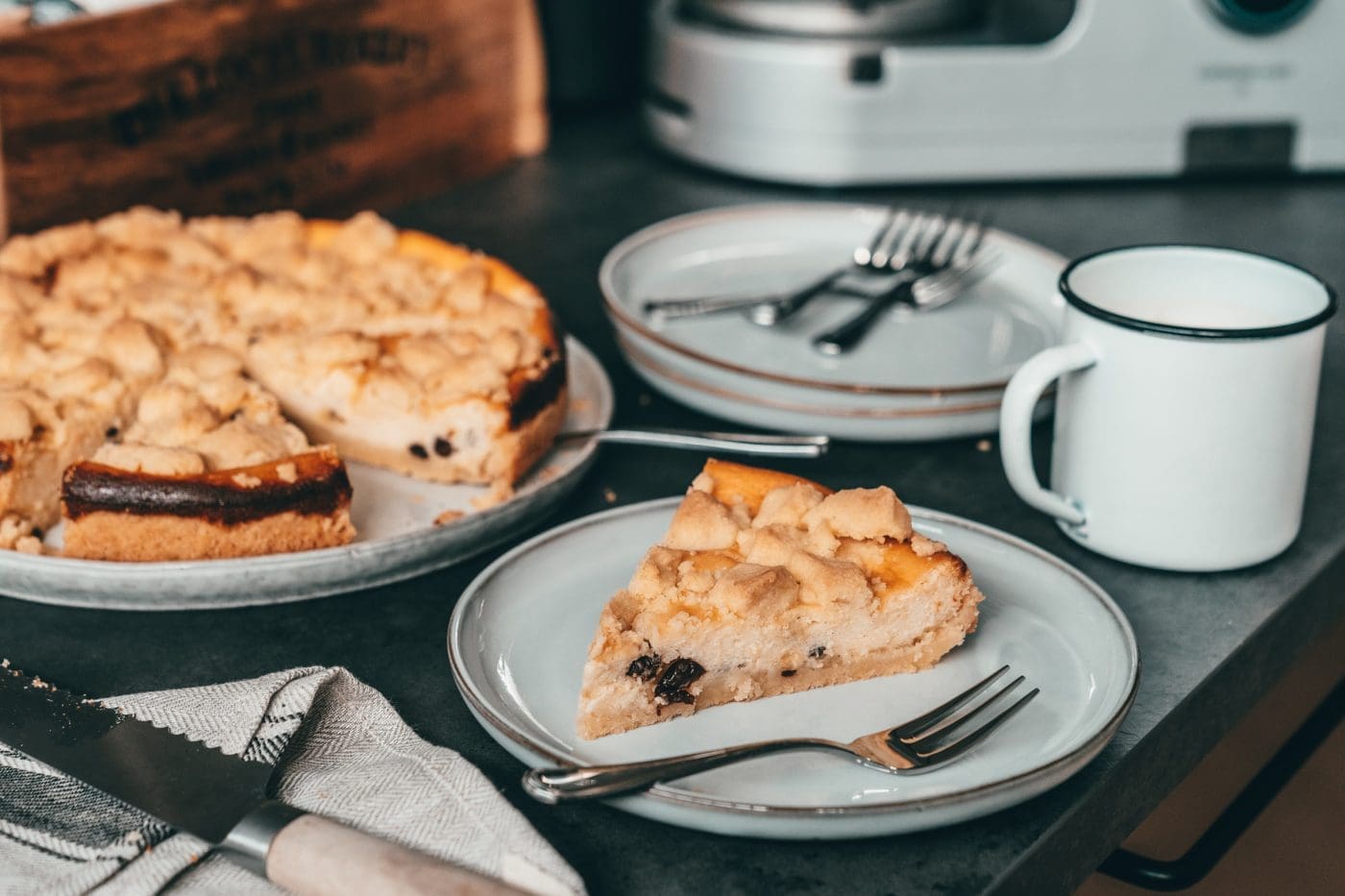 Streusel-Quarkkuchen - Erstes Backen mit der Cooking Chef Xl 2 Quark-Streuselkuchen Stück auf dem Teller