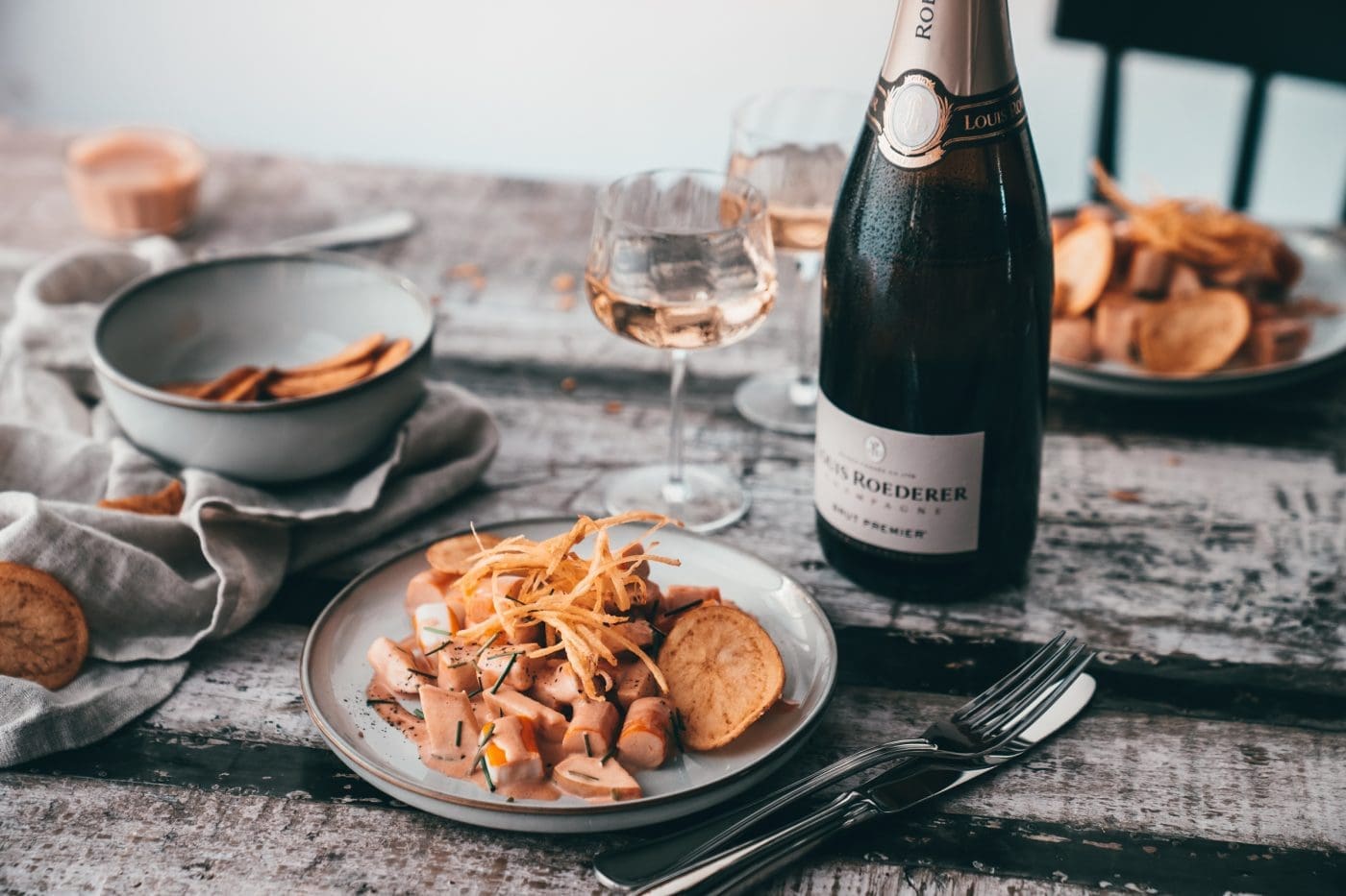 Surimi-Cocktail mit knusprigen Kartoffeln - Der Taste France Blogger Battle "Am Meer" 4 Taste France 23 | Wir beide lieben es, kulinarisch auf Reisen zu gehen!. Seit unserem letzten Urlaub in Frankreich bringen wir diese Erinnerungen gerne an den Tisch und gemeinsam mit dem Taste France Magazine kochen wir aus tollen französischen Produkten gleich zweimal für euch. Der erste Streich ist unser Surimi-Cocktail mit knusprigen Kartoffeln, den wir mehr als stilvoll mit einem Glas Champagner genießen ... der zweite Streich folgt morgen und wird noch nicht verraten. Ach ja ... one last thing ... wir sind nicht alleine bei dieser Aktion, denn Taste France hat zum "Blogger Battle" aufgerufen, dazu später mehr.