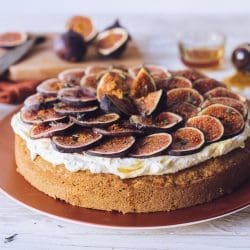 Last-Minute-Rezept füt eine saftige Walnusstorte mit Feigen & Honig. Der perfekte Comfort-Food Kuchen für regnerische, gemütlich Tage!