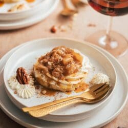 Rezept für dekonstruierten Apfelkuchen als mega leckeres Dessert. Die einzelnen Komponenten sind super gut vorzubereiten und fix auf dem Teller!