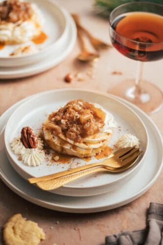 Rezept für dekonstruierten Apfelkuchen als mega leckeres Dessert. Die einzelnen Komponenten sind super gut vorzubereiten und fix auf dem Teller!