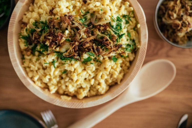 Kaesespaetzle 17 | Es gibt kaum etwas, das so zuverlässig glücklich macht wie ein Teller Pasta – oder ein cremiges Risotto. Kein Wunder, dass diese Gerichte bei uns ständig auf dem Tisch stehen.