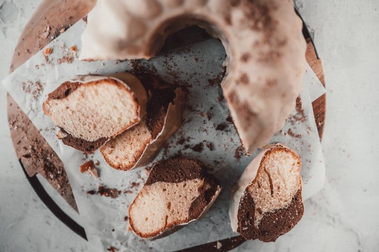 Kaffeegugel 15 | Saftiger Zimt-Marmorkuchen trifft auf perfekte Schokoglasur – mit einem simplen Trick direkt aus der Silikonform. Statt Kakao sorgt viel Zimt und Spekulatiusgewürz für herbstlich-weihnachtliches Aroma, während die fudgy Konsistenz an Brownies erinnert. Inklusive Profi-Tipps gegen Glasur-Pannen, Backfehler und Antworten auf die häufigsten Fragen rund um dieses Gugelhupf-Rezept.