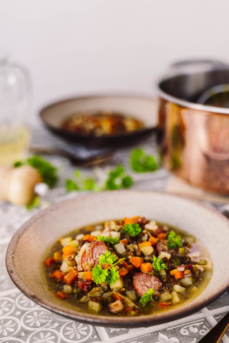Gemüsesuppe wie bei Oma. Oma Lores Eintopf quer durch den Garten 4 Linsensuppe nach Oma Lore mit Tellerlinsen, Kartoffeln, Möhren und Mettenden – ein echter Familienklassiker