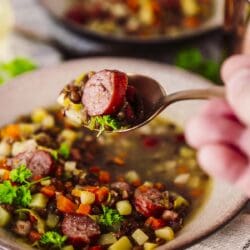 Löffel mit Linsensuppe nach Oma Lore – genau so schmeckt klassisches Wohlfühlessen aus Omas Küche