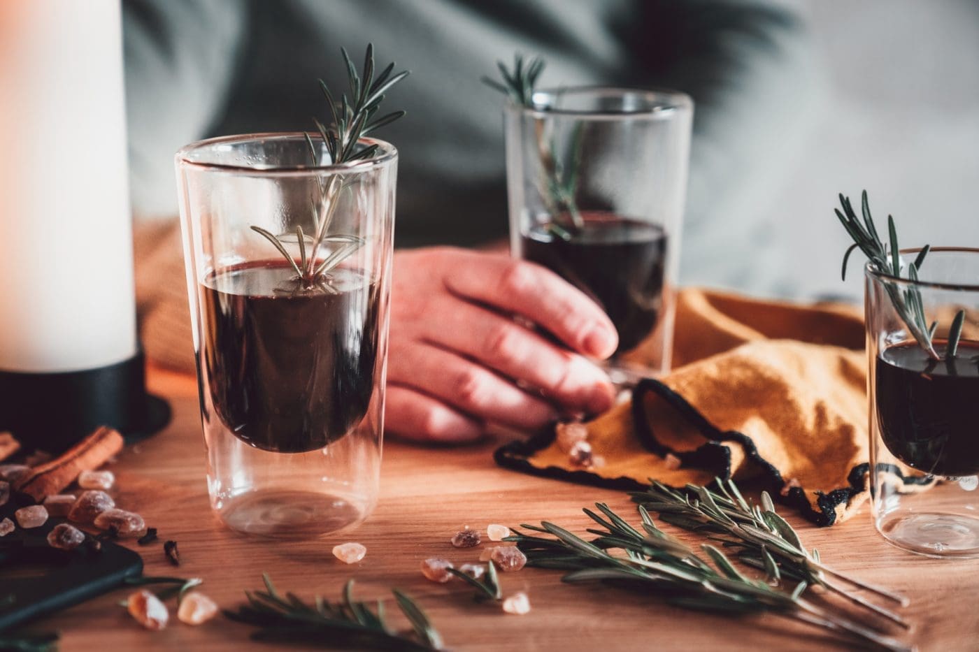 Portwein-Punsch mit Rosmarin | Gemütlich machen und genießen! 2 Portwein Punsch mit Rosmarin 13 | Was macht ihr, wenn die Tage kürzer werden und die Temperaturen sinken? Wir machen es uns dann extra gerne gemütlich, machen ein paar Kerzen an, werfen uns eine Decke über und schlürfen dabei unseren Portwein-Punsch mit Rosmarin. Wir genießen diese ruhigen Stunden und dabei ist ein wärmendes Heißgetränk genau der richtige Begleiter. Kräftiger Portwein, Lorbeerblätter, Pfeffer, Nelken & Co. sorgen für winterliche Aromen und der braune Kandis von Diamant Zucker rundet unseren Punsch wunderbar ab!