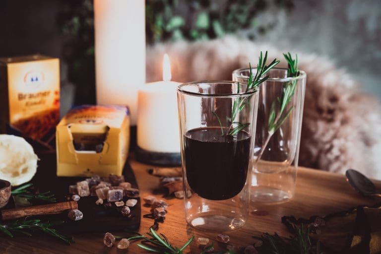 Portwein-Punsch mit Rosmarin | Gemütlich machen und genießen!