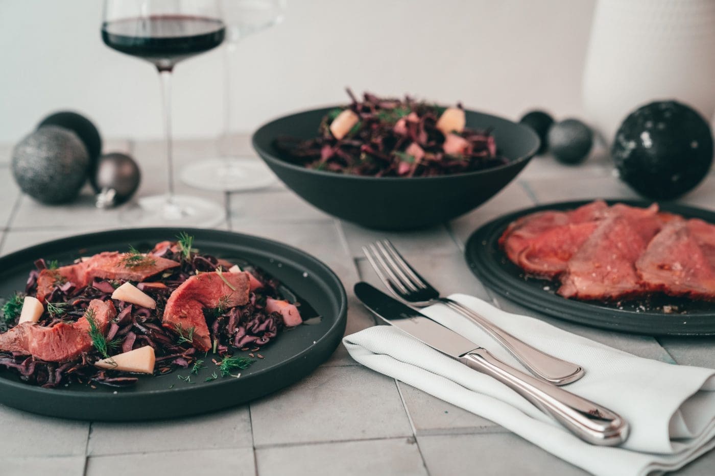 Rotkohlsalat mit Roastbeef La Boule Villeroy 19 | Es ist Dezember! Keine Ahnung wie, aber dieses verrückte Jahr 2020 neigt sich tatsächlich dem Ende. Und wenn heute der 1. Dezember ist, bedeutet das auch eins - es ist Zeit das erste Türchen an eurem Adventskalender ui öffnen. Genau das machen wir heute auch und hüpfen direkt aus Tür Nummer 1 im Food Blogger Adventskalender 2020 und wir bringen euch ein tolles Vorspeisenrezept für euer Weihnachtsmenü inklusive Gewinnspiel mit. Unser Rotkohlsalat mit Roastbeefstreifen ist mal eine echt frische Alternative in Zeiten der deftigen Winterspeisen und daher solltet ihr euch das Rezept direkt abspeichern!
