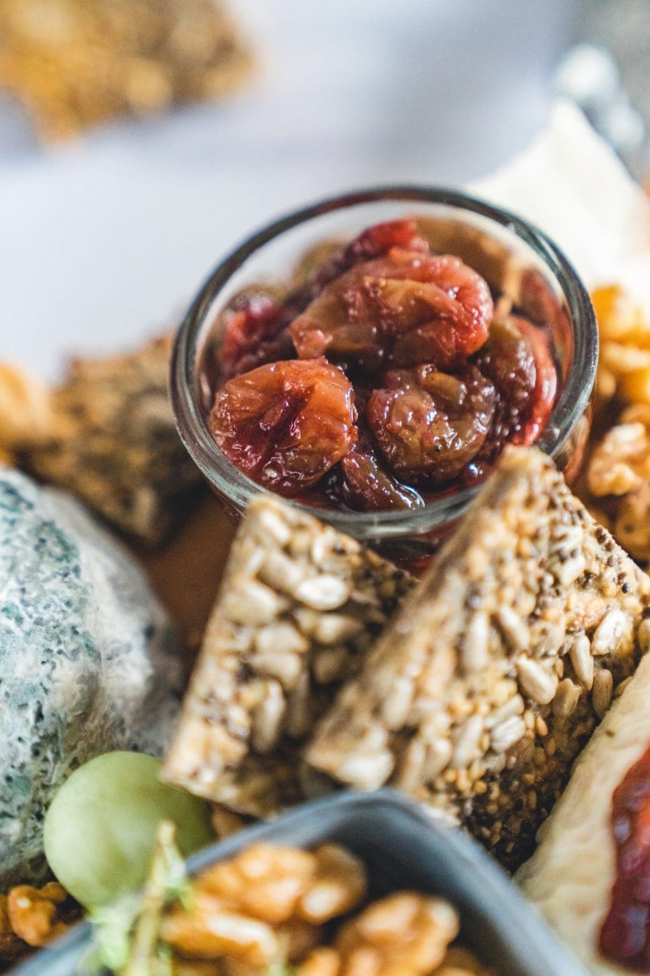 Genießt eine wunderbare Ziegenkäseplatte voller spannender Aromen. Dazu gibt es Rezepte für geröstete Rotweintrauben und einfaches Knäckebrot.