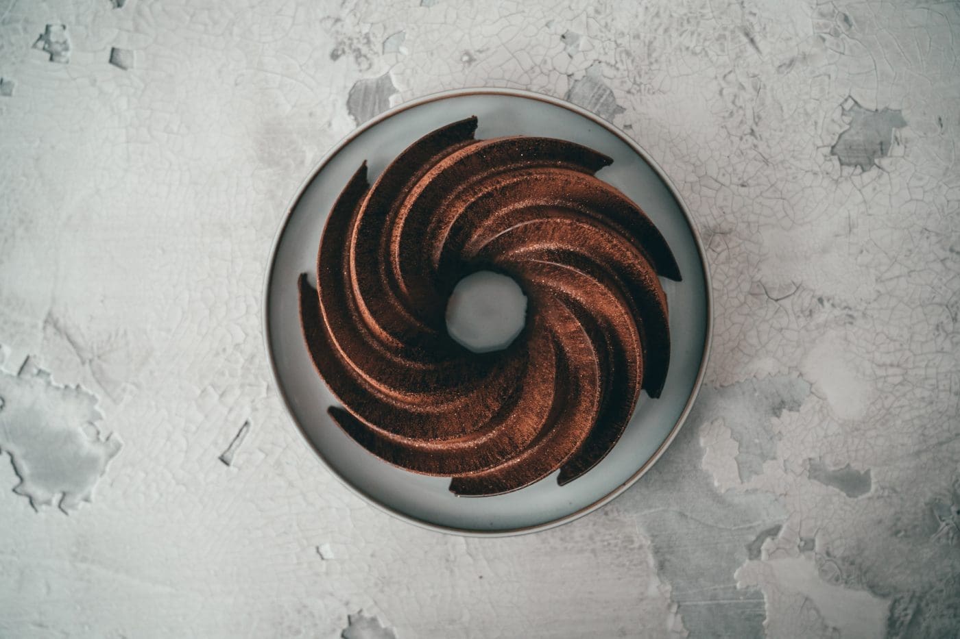 Zimt-Marmorkuchen mit Schokoglasur aus der gedrehten Gugelhupfform, von oben fotografiert