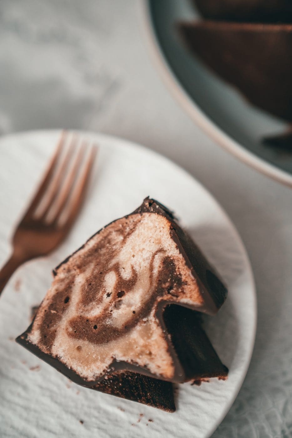 Stück Zimt-Marmorkuchen mit Schokoglasur auf einem Teller mit Kuchengabel