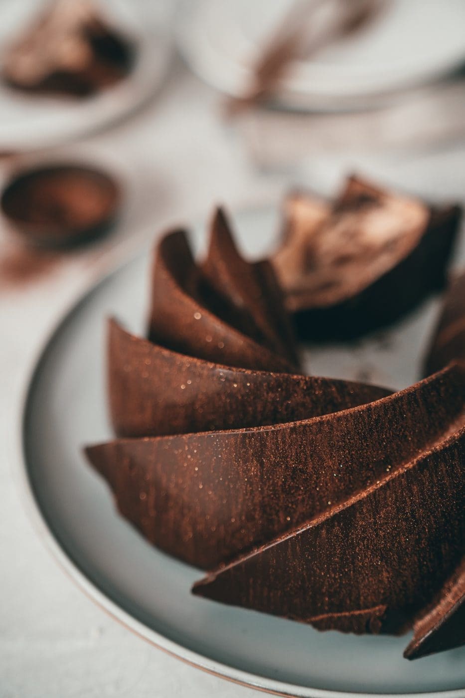 Nahaufnahme der Schokoglasur auf dem Zimt-Marmorkuchen mit scharfen Kanten