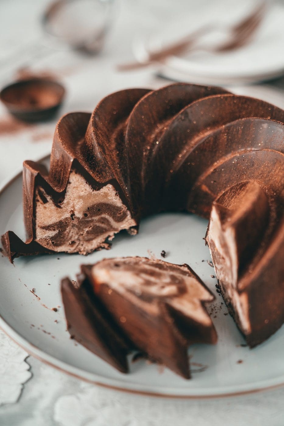 Angeschnittener Zimt-Marmorkuchen mit marmoriertem Inneren und dicker Schokoglasur