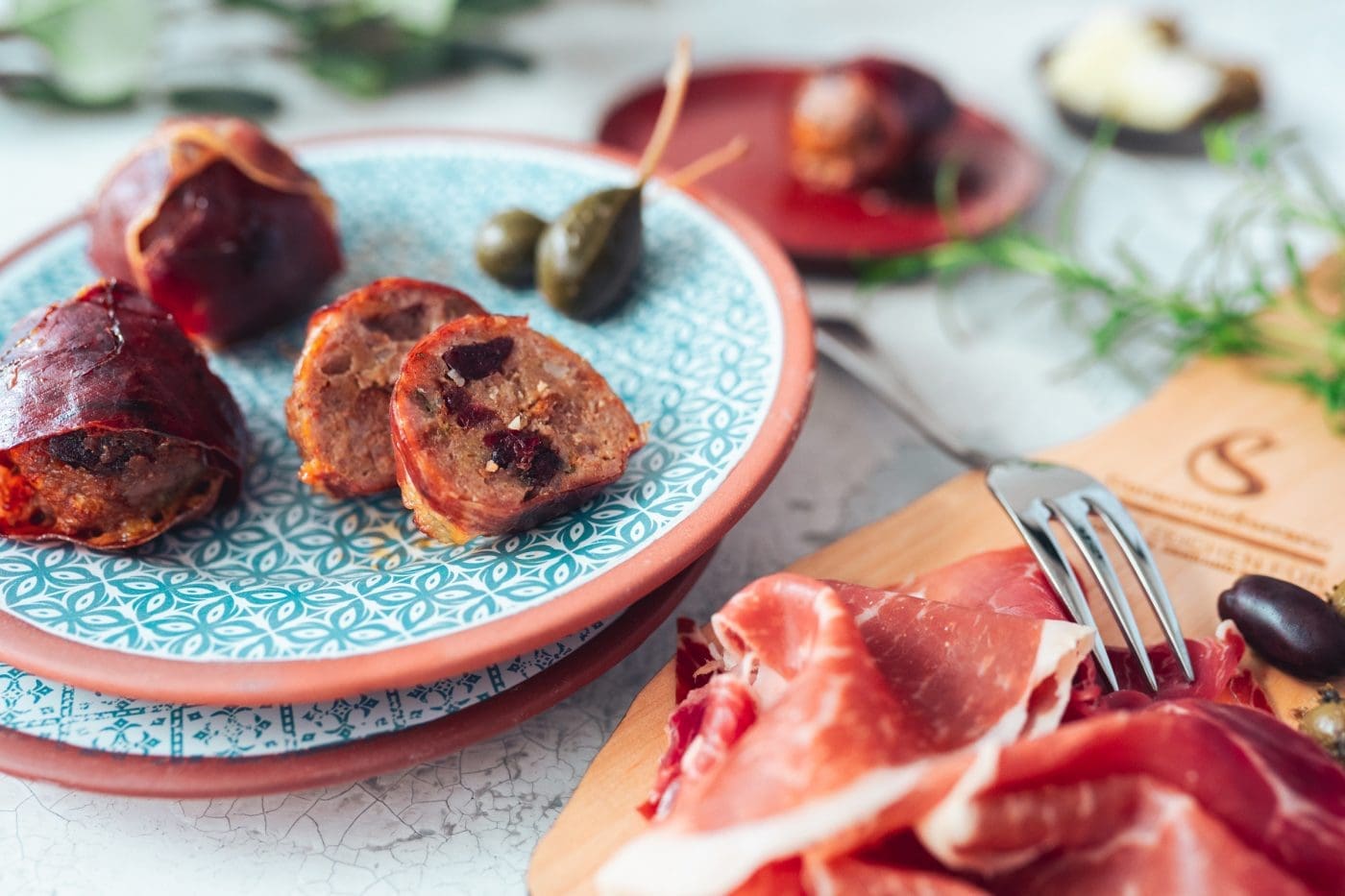 Rezept für Bratwurst-Bällchen mit Serranoschinken. Ein einfaches und schnelles Rezept für eine tolle Tapastafel.