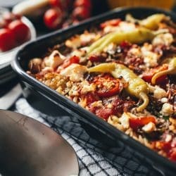 Griechisch inspirierter Feta-Nudelauflauf aus dem Ofen. Einfaches Auflauf-Rezept mit Nudeln, Gemüse und Feta für Familie und Gäste.