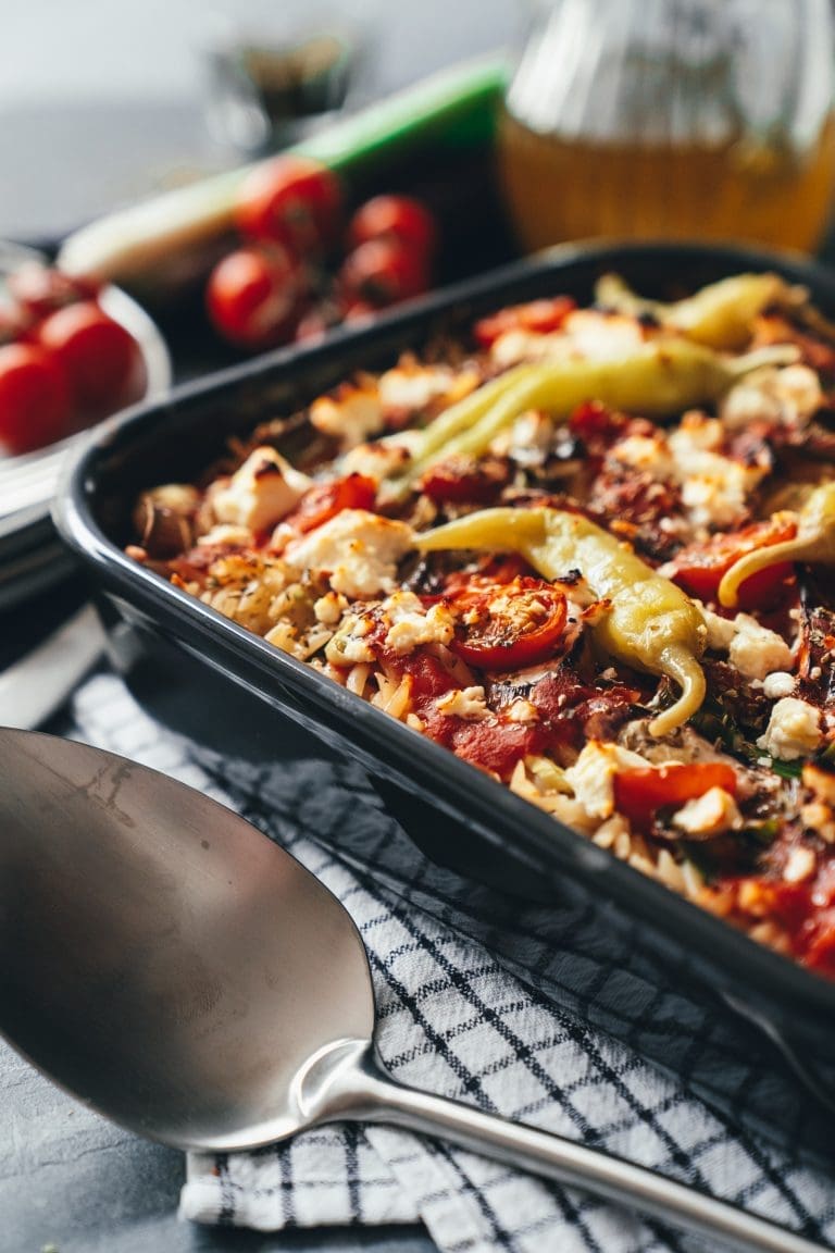 Griechisch inspirierter Feta-Nudelauflauf aus dem Ofen. Einfaches Auflauf-Rezept mit Nudeln, Gemüse und Feta für Familie und Gäste.